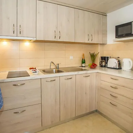 Dora Near Sea And Center With Private Garage 아파트