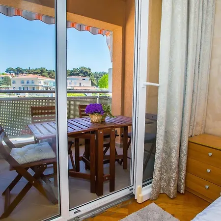 Dora Near Sea And Center With Private Garage Poreč