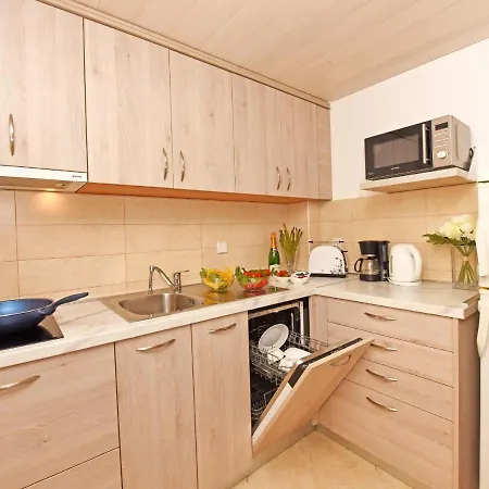 Dora Near Sea And Center With Private Garage 아파트