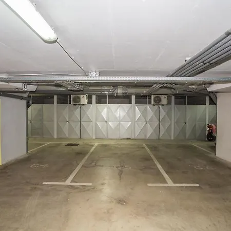 Dora Near Sea And Center With Private Garage