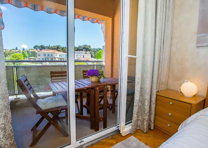 Dora Near Sea And Center With Private Garage Poreč