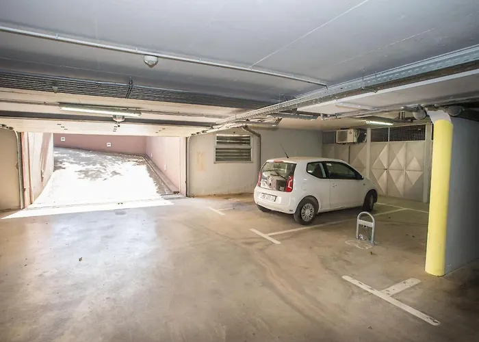 Dora Near Sea And Center With Private Garage Apartmán