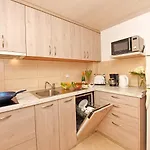 Dora Near Sea And Center With Private Garage Apartman