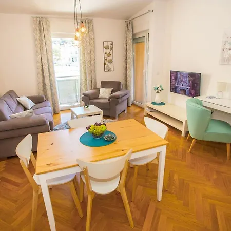 Dora Near Sea And Center With Private Garage