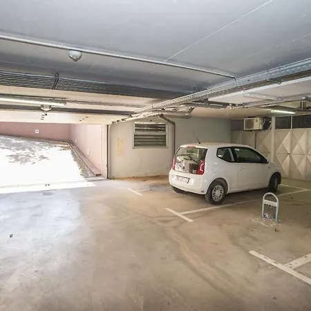 Dora Near Sea And Center With Private Garage Apartman