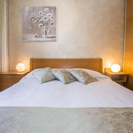 Appartement Dora Near Sea And Center With Private Garage Poreč