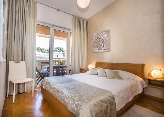 Dora Near Sea And Center With Private Garage Apartman