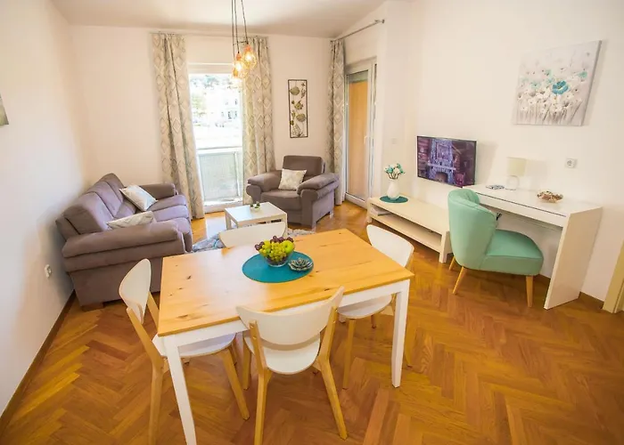 Dora Near Sea And Center With Private Garage