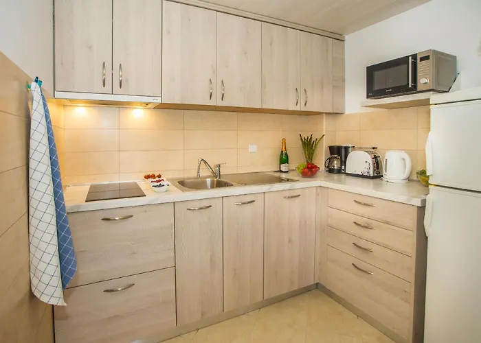 Dora Near Sea And Center With Private Garage Διαμέρισμα