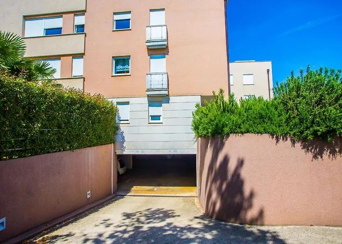 Apartman Dora Near Sea And Center With Private Garage *